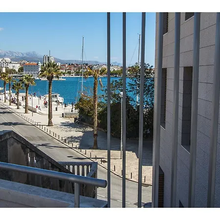 Carnation Спліт