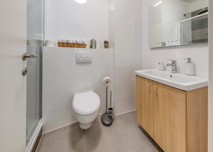 Apartment Carnation Split